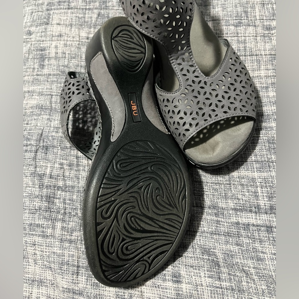 JBU gray sandals. - Picture 5 of 6